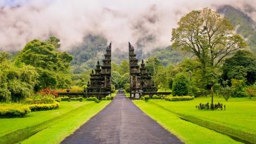 Situs bersejarah Bali menyimpan jejak budaya Indonesia yang bernilai edukasi, memperkuat identitas lokal, dan mendukung wisata budaya berkelanjutan.