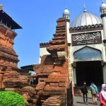 Budaya Indonesia diperkaya pengaruh Arab melalui arsitektur masjid, kaligrafi, dan busana Muslim. Simak sejarah akulturasi dan perkembangannya.