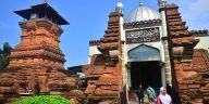 Budaya Indonesia diperkaya pengaruh Arab melalui arsitektur masjid, kaligrafi, dan busana Muslim. Simak sejarah akulturasi dan perkembangannya.