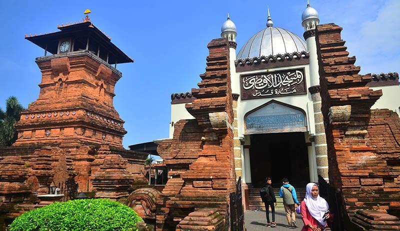Budaya Indonesia diperkaya pengaruh Arab melalui arsitektur masjid, kaligrafi, dan busana Muslim. Simak sejarah akulturasi dan perkembangannya.