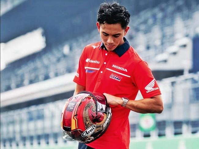 Helm batik Mario Suryo Aji membawa identitas budaya Indonesia ke Moto2, memadukan warisan tradisi, perjuangan, dan kebanggaan nasional.