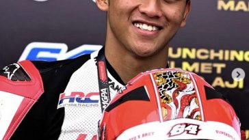 Helm batik Mario Suryo Aji membawa identitas budaya Indonesia ke Moto2, memadukan warisan tradisi, perjuangan, dan kebanggaan nasional.