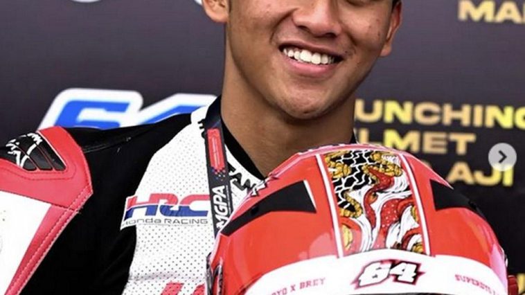 Helm batik Mario Suryo Aji membawa identitas budaya Indonesia ke Moto2, memadukan warisan tradisi, perjuangan, dan kebanggaan nasional.