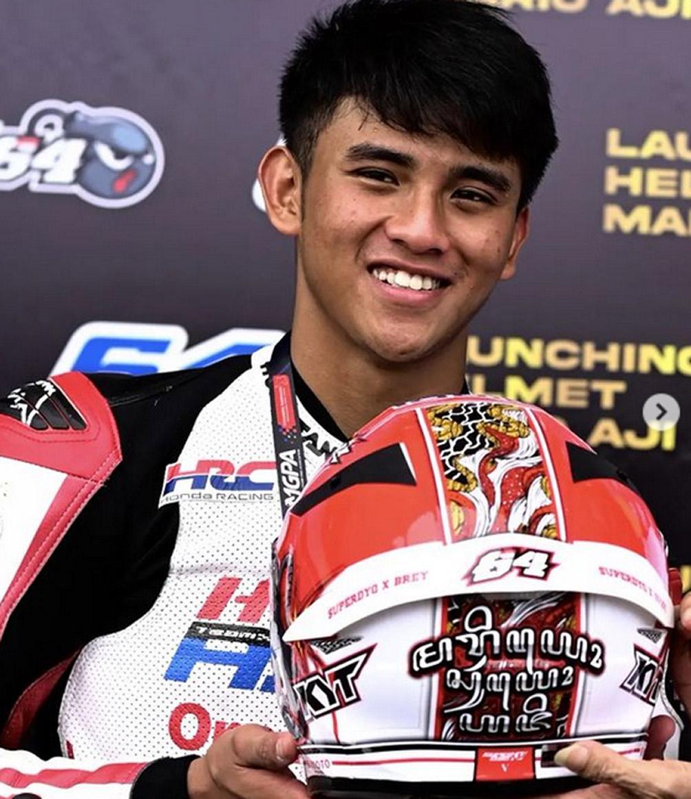 Helm batik Mario Suryo Aji membawa identitas budaya Indonesia ke Moto2, memadukan warisan tradisi, perjuangan, dan kebanggaan nasional.