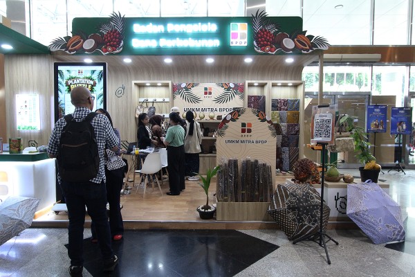Batik sawit menjadi contoh hilirisasi komoditas perkebunan. BPDP dorong inovasi dan UMKM mengolah turunan sawit menjadi produk bernilai.