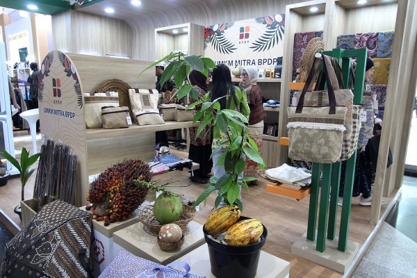 Batik sawit menjadi contoh hilirisasi komoditas perkebunan. BPDP dorong inovasi dan UMKM mengolah turunan sawit menjadi produk bernilai.