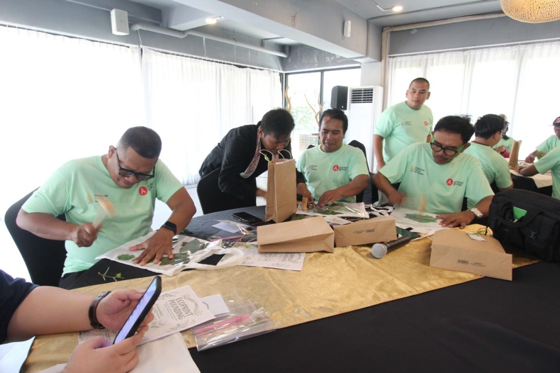 Sindikasi Media Network mengikuti workshop ecoprint di Wyndham Garden Yogyakarta, mempelajari teknik cetak motif kain menggunakan daun dan bunga alami.