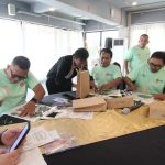 Sindikasi Media Network mengikuti workshop ecoprint di Wyndham Garden Yogyakarta, mempelajari teknik cetak motif kain menggunakan daun dan bunga alami.