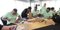 Sindikasi Media Network mengikuti workshop ecoprint di Wyndham Garden Yogyakarta, mempelajari teknik cetak motif kain menggunakan daun dan bunga alami.
