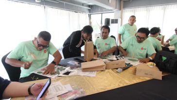 Sindikasi Media Network mengikuti workshop ecoprint di Wyndham Garden Yogyakarta, mempelajari teknik cetak motif kain menggunakan daun dan bunga alami.