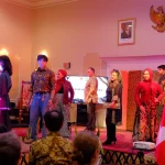 KBRI Ottawa gelar peragaan batik untuk memperkuat diplomasi budaya Indonesia di Kanada dan mengenalkan kekayaan batik Nusantara.
