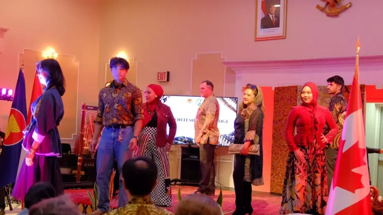 KBRI Ottawa gelar peragaan batik untuk memperkuat diplomasi budaya Indonesia di Kanada dan mengenalkan kekayaan batik Nusantara.