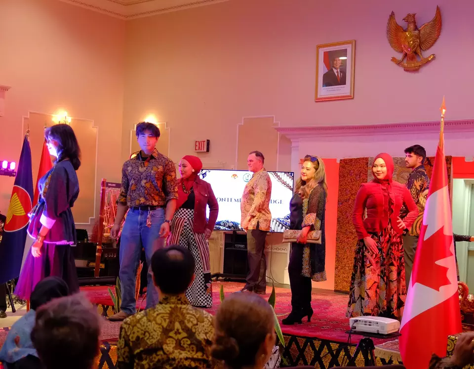 KBRI Ottawa gelar peragaan batik untuk memperkuat diplomasi budaya Indonesia di Kanada dan mengenalkan kekayaan batik Nusantara.
