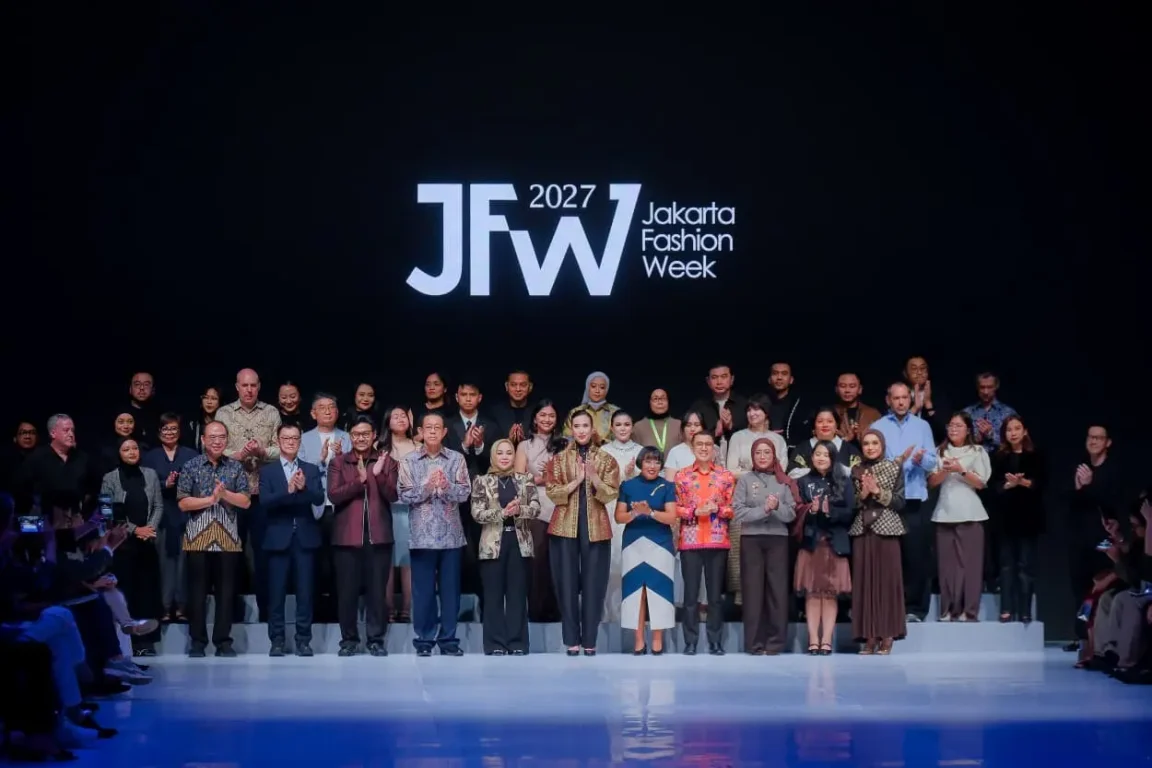 Jakarta Fashion Week 2027 resmi dibuka dengan tema City of New Lights, menghadirkan desainer dunia dan mengangkat wastra Indonesia.