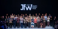 Jakarta Fashion Week 2027 resmi dibuka dengan tema City of New Lights, menghadirkan desainer dunia dan mengangkat wastra Indonesia.