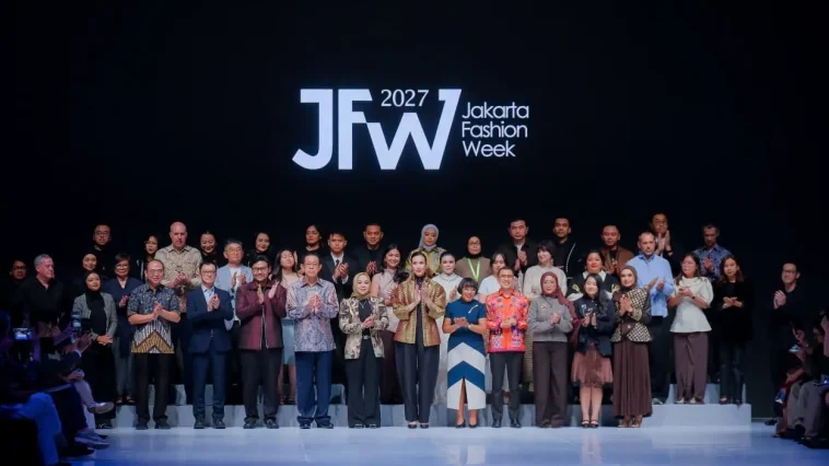 Jakarta Fashion Week 2027 resmi dibuka dengan tema City of New Lights, menghadirkan desainer dunia dan mengangkat wastra Indonesia.