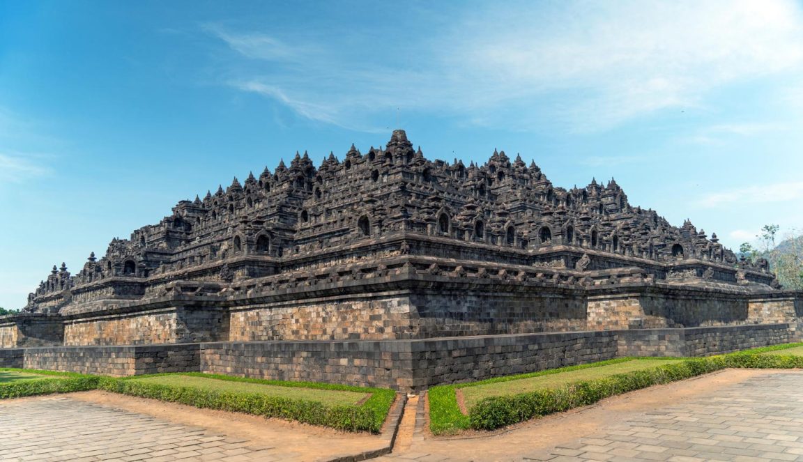 Sejarah kebudayaan Indonesia dipengaruhi Hindu-Buddha, Islam, dan bangsa Barat. Pelajari proses interaksi budaya yang membentuk Nusantara.