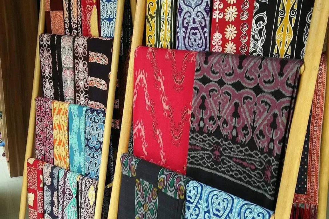 Industri batik Medan berkembang melalui Batik Langgam yang memadukan motif Melayu dan Batak untuk melestarikan budaya lokal serta mendorong ekonomi kreatif.