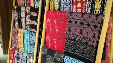 Industri batik Medan berkembang melalui Batik Langgam yang memadukan motif Melayu dan Batak untuk melestarikan budaya lokal serta mendorong ekonomi kreatif.