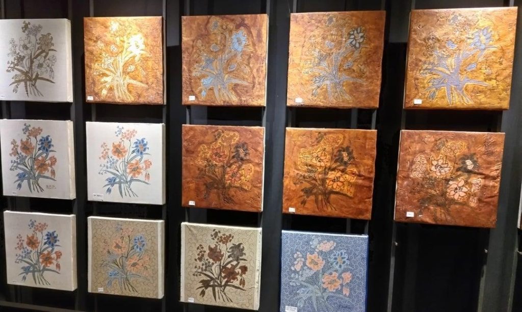 Batik Pekalongan Oey Soe Tjoen menyimpan warisan seabad batik tulis halus Peranakan Tionghoa, motif buketan, dan perjuangan regenerasi.
