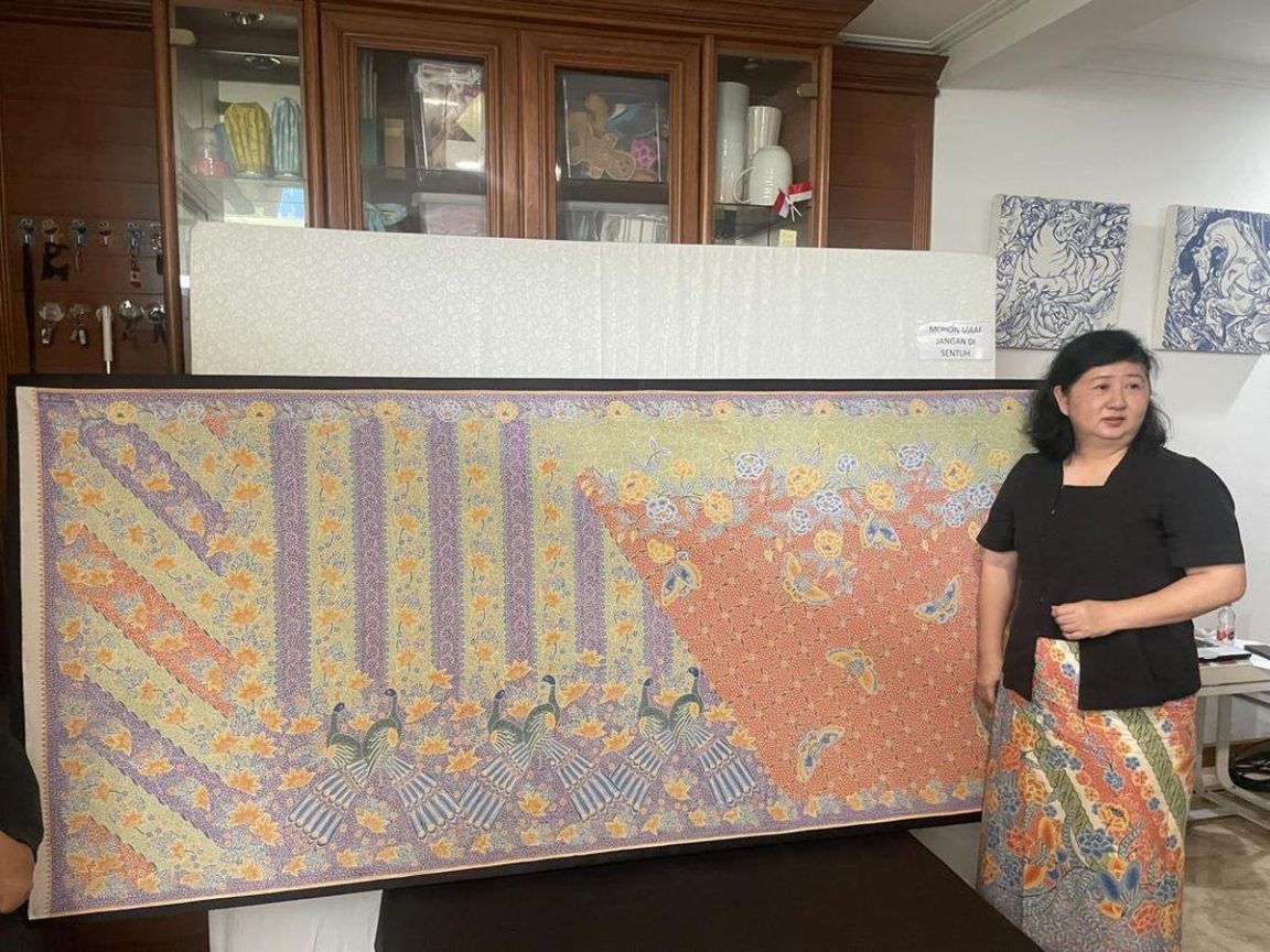 Batik Pekalongan Oey Soe Tjoen menyimpan warisan seabad batik tulis halus Peranakan Tionghoa, motif buketan, dan perjuangan regenerasi.
