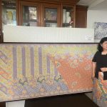 Batik Pekalongan Oey Soe Tjoen menyimpan warisan seabad batik tulis halus Peranakan Tionghoa, motif buketan, dan perjuangan regenerasi.
