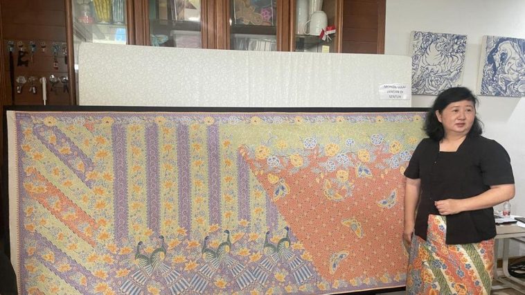 Batik Pekalongan Oey Soe Tjoen menyimpan warisan seabad batik tulis halus Peranakan Tionghoa, motif buketan, dan perjuangan regenerasi.
