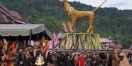Tradisi Owasa di Nias merupakan upacara adat untuk menaikkan status sosial, mempererat kekerabatan, dan menjaga nilai budaya leluhur.