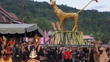 Tradisi Owasa di Nias merupakan upacara adat untuk menaikkan status sosial, mempererat kekerabatan, dan menjaga nilai budaya leluhur.