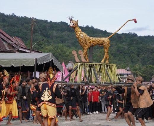 Tradisi Owasa di Nias merupakan upacara adat untuk menaikkan status sosial, mempererat kekerabatan, dan menjaga nilai budaya leluhur.