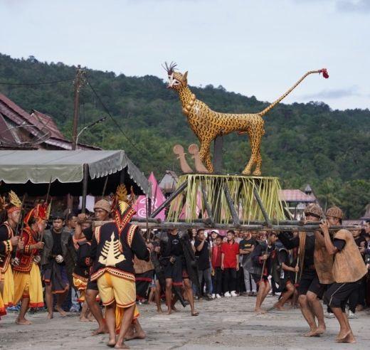 Tradisi Owasa di Nias merupakan upacara adat untuk menaikkan status sosial, mempererat kekerabatan, dan menjaga nilai budaya leluhur.