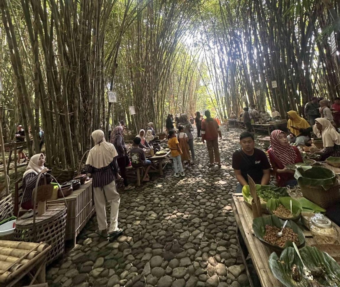 Pasar Papringan di Temanggung menghidupkan kuliner tradisional, budaya lokal, dan konservasi bambu melalui pasar dengan sistem pembayaran keping bambu.