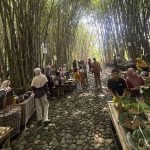 Pasar Papringan di Temanggung menghidupkan kuliner tradisional, budaya lokal, dan konservasi bambu melalui pasar dengan sistem pembayaran keping bambu.