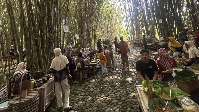 Pasar Papringan di Temanggung menghidupkan kuliner tradisional, budaya lokal, dan konservasi bambu melalui pasar dengan sistem pembayaran keping bambu.