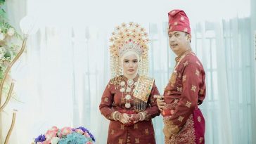 Pernikahan adat Melayu Riau memadukan tradisi, pantun, dan nilai Islam dalam rangkaian prosesi yang sarat makna simbolik bagi keluarga.