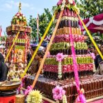 Tradisi masyarakat Kudus meliputi Tebokan, Temanten Tebu, kirab ketupat, dan sedekah bumi sebagai wujud syukur dan pelestarian budaya lokal.