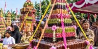 Tradisi masyarakat Kudus meliputi Tebokan, Temanten Tebu, kirab ketupat, dan sedekah bumi sebagai wujud syukur dan pelestarian budaya lokal.