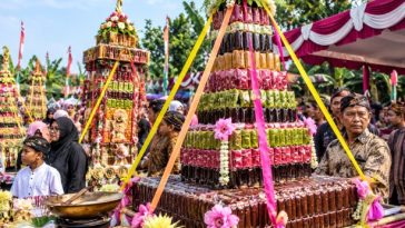 Tradisi masyarakat Kudus meliputi Tebokan, Temanten Tebu, kirab ketupat, dan sedekah bumi sebagai wujud syukur dan pelestarian budaya lokal.