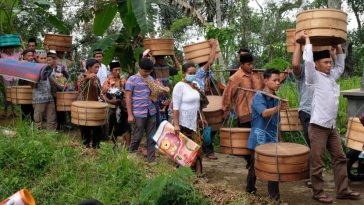 Tradisi Sadranan di Kaloran, Temanggung, menjadi wujud syukur kepada leluhur dan alam melalui ritual di makam, sungai, dan sumber irigasi.