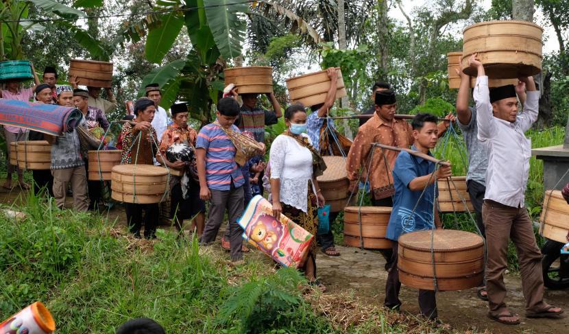 Tradisi Sadranan di Kaloran, Temanggung, menjadi wujud syukur kepada leluhur dan alam melalui ritual di makam, sungai, dan sumber irigasi.