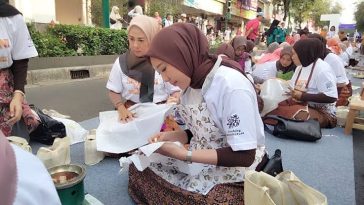 Hari Batik Nasional di Yogyakarta dirayakan lewat aksi 1.001 pembatik di Malioboro untuk melibatkan generasi muda melestarikan batik Indonesia.