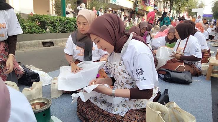 Hari Batik Nasional di Yogyakarta dirayakan lewat aksi 1.001 pembatik di Malioboro untuk melibatkan generasi muda melestarikan batik Indonesia.