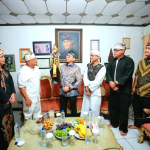 Menteri Kebudayaan Fadli Zon mendorong regenerasi dalang dan pengrajin serta perbaikan Padepokan Giri Harja untuk melestarikan wayang golek Sunda.