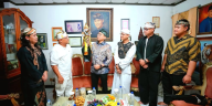 Menteri Kebudayaan Fadli Zon mendorong regenerasi dalang dan pengrajin serta perbaikan Padepokan Giri Harja untuk melestarikan wayang golek Sunda.