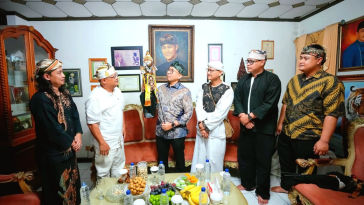 Menteri Kebudayaan Fadli Zon mendorong regenerasi dalang dan pengrajin serta perbaikan Padepokan Giri Harja untuk melestarikan wayang golek Sunda.