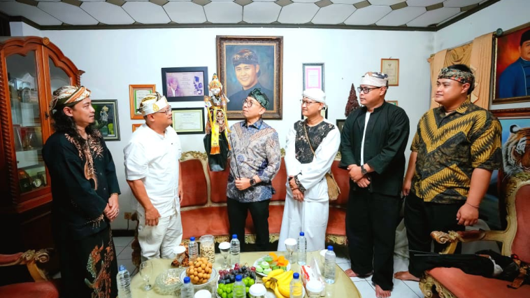 Menteri Kebudayaan Fadli Zon mendorong regenerasi dalang dan pengrajin serta perbaikan Padepokan Giri Harja untuk melestarikan wayang golek Sunda.