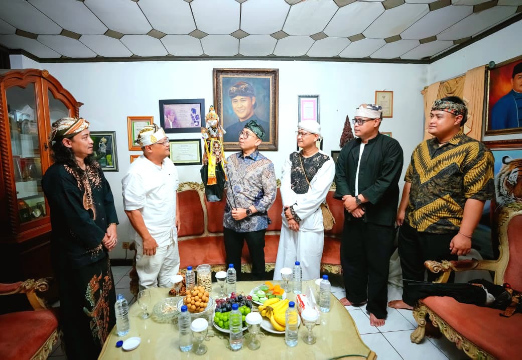 Menteri Kebudayaan Fadli Zon mendorong regenerasi dalang dan pengrajin serta perbaikan Padepokan Giri Harja untuk melestarikan wayang golek Sunda.