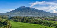 **Meta deskripsi:** Uga dalam tradisi masyarakat Sunda merupakan warisan lisan leluhur yang memuat ramalan, harapan, dan penafsiran tentang perubahan masa depan.