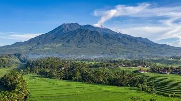 **Meta deskripsi:** Uga dalam tradisi masyarakat Sunda merupakan warisan lisan leluhur yang memuat ramalan, harapan, dan penafsiran tentang perubahan masa depan.