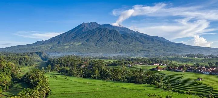 **Meta deskripsi:** Uga dalam tradisi masyarakat Sunda merupakan warisan lisan leluhur yang memuat ramalan, harapan, dan penafsiran tentang perubahan masa depan.